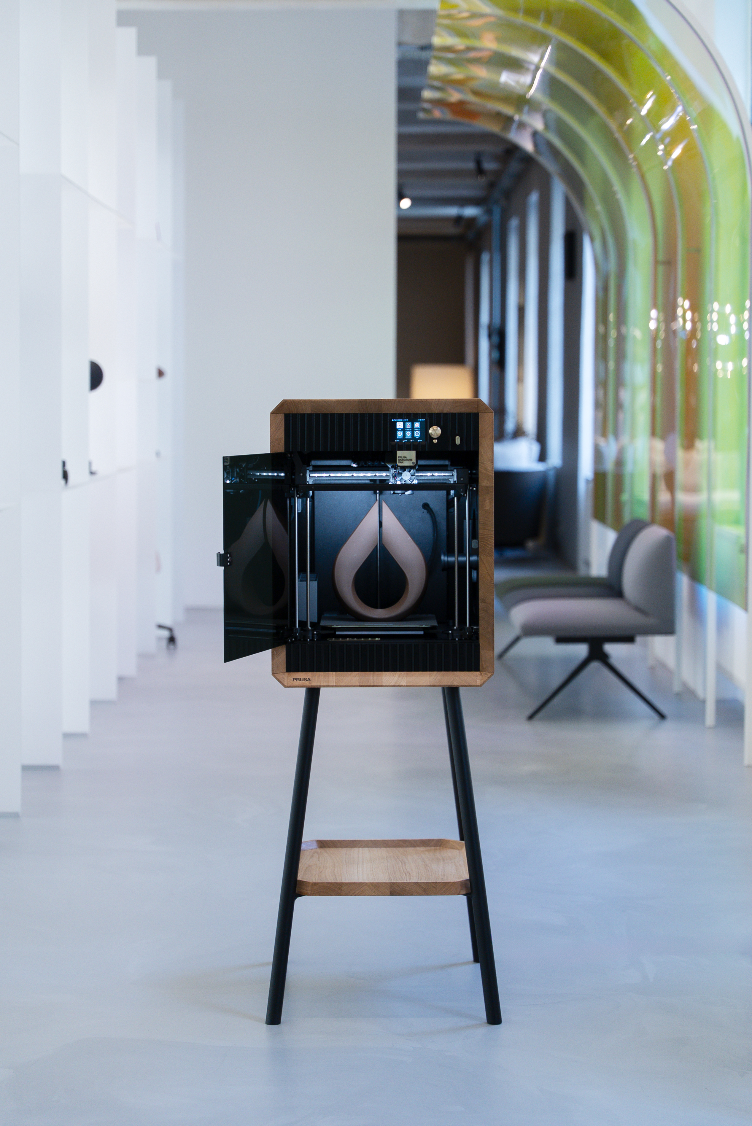 Prusa Signature Oak z otwartymi drzwiami, wystawiona w korytarzu galerii